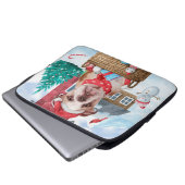 Englischer Bulldog im Schnee Weihnachts-Hundehaus Laptopschutzhülle (Vorne Knopf)