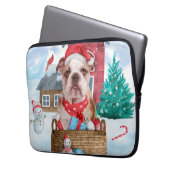 Englischer Bulldog im Schnee Weihnachts-Hundehaus Laptopschutzhülle (Vorderseite Links)