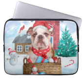Englischer Bulldog im Schnee Weihnachts-Hundehaus Laptopschutzhülle (Vorderseite)