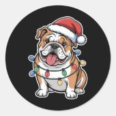 Englischer Bulldog ist in Weihnachtsbeleuchtung um Runder Aufkleber (Vorderseite)
