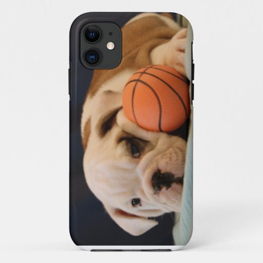 Englischer Bulldoggen-Basketball-Welpe Case-Mate iPhone Hülle (Rückseite)