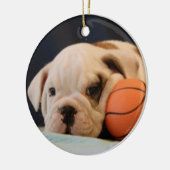 Englischer Bulldoggen-Basketball-Welpe Keramikornament (Links)