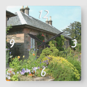 Englisches Cottage II mit Blumengarten Fotografie Quadratische Wanduhr