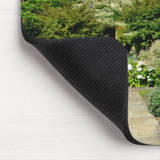 Englisches Haus mit Blumengarten mousepad (Ecke)