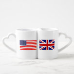 Englisches Monogrammliebhaber-Tassen-Set der Liebestassen<br><div class="desc">Englisches Monogrammliebhaber-Tassen-Set der amerikanischen Flagge. Zwei Schalen zusammen. Patriotischer Entwurf mit internationalen Landesflaggen von Amerika und von Königreich Großbritanniens Inted. Niedliches Erbe/Freundschaft/Verhältnis/verabredeten, /Verlobung, /Jahrestags-/Hochzeitsgeschenkidee. Der Spaß, der für Mischehepaare vorhanden ist, weds eben, Braut und Bräutigam, Ehemann und Ehefrau oder Freund, Partner, Freunde und Freundin. Kundenspezifischer Trinkbehälter personalizable mit Ihrem Namen,...</div>