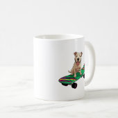 English Bull Terrier auf einem Skateboard Kaffeetasse (VorderseiteRechts)