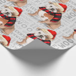 English Bulldog Christmas für Hundefreunde Geschenkpapier<br><div class="desc">Dieser englische Bulldog ist in einem rot-schwarz gestreiften Winterschal für die Ferienzeit gekleidet und sitzt vor einem weichen Wortart-Hintergrund.</div>