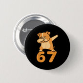 English Bulldog Dog 67 Meme Six Seven Funny Dabbin Button (Vorne & Hinten)