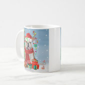 English Bulldog in Snow mit Weihnachtsgeschenken Kaffeetasse (Vorderseite Links)