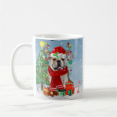 English Bulldog in Snow mit Weihnachtsgeschenken Kaffeetasse (Links)