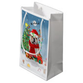 English Bulldog in Snow mit Weihnachtsgeschenken Kleine Geschenktüte (Rückseite Schrägansicht)