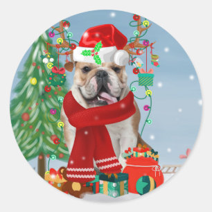English Bulldog in Snow mit Weihnachtsgeschenken Runder Aufkleber
