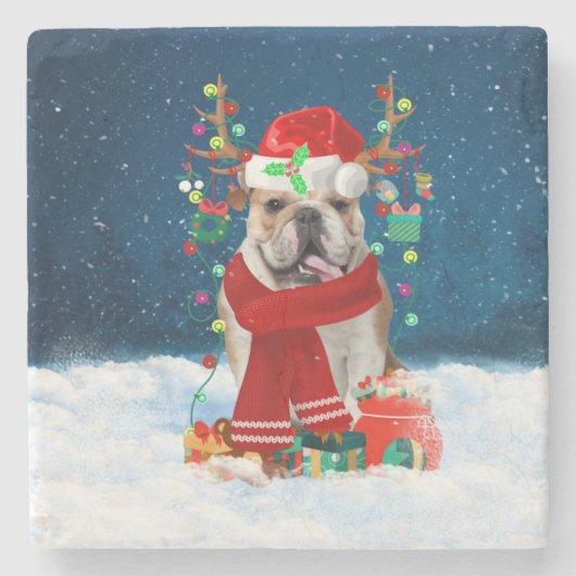 English Bulldog in Snow mit Weihnachtsgeschenken Steinuntersetzer (Vorderseite)