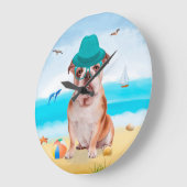 English Bulldog on Beach Große Wanduhr (Winkel)