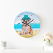English Bulldog on Beach Große Wanduhr (Zuhause)