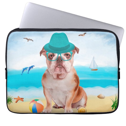 English Bulldog on Beach Laptopschutzhülle (Vorderseite)