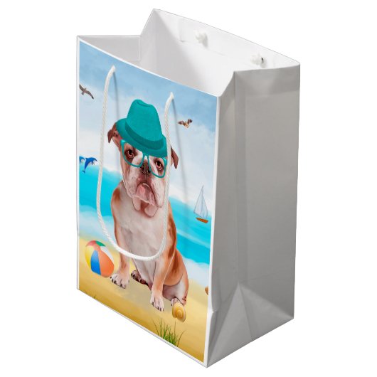 English Bulldog on Beach Mittlere Geschenktüte (Vorderseite Schrägansicht)