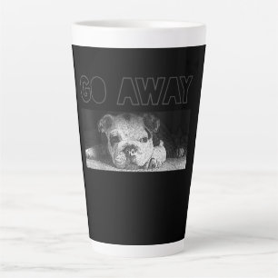 English Bulldog Puppy Social Distance geht weg Milchtasse