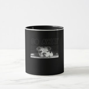 English Bulldog Puppy Social Distance geht weg Tasse
