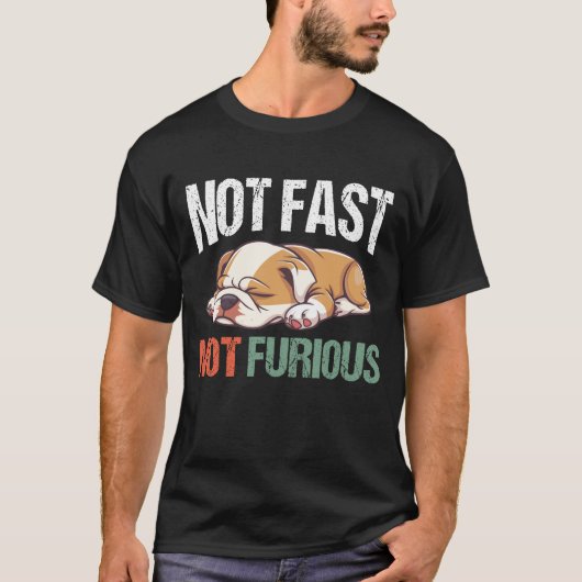 English Bulldog Sleeping Not Fast Not Furious Funn T-Shirt (Vorderseite)