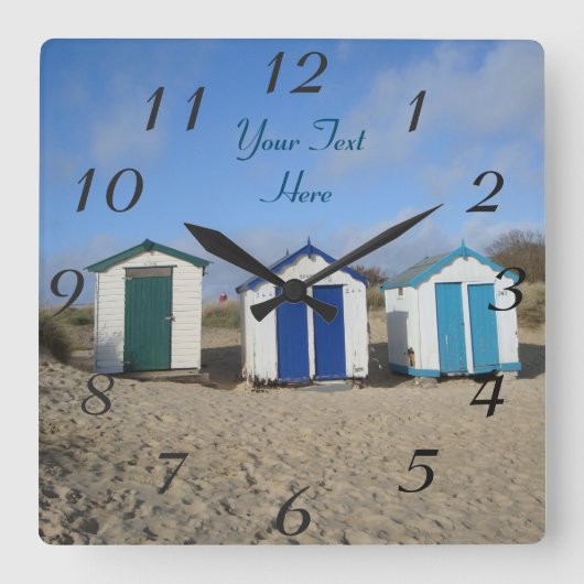 english seaside blue skies and beach huts quadratische wanduhr (Vorderseite)