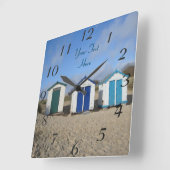 english seaside blue skies and beach huts quadratische wanduhr (Winkel)