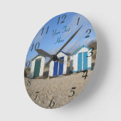 english seaside blue skies and beach huts runde wanduhr (Winkel)