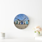 english seaside blue skies and beach huts runde wanduhr (Zuhause)