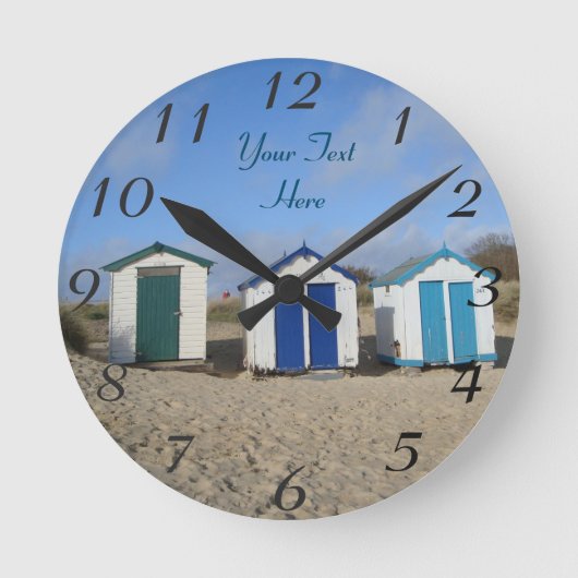 english seaside blue skies and beach huts runde wanduhr (Vorderseite)