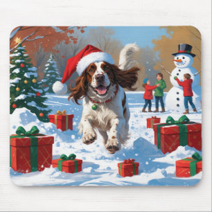 English Setter läuft im Schnee mit Weihnachtsmütze Mousepad
