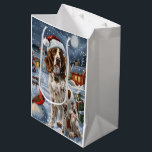 English Setter Winter Wonderland Christmas Joy Mittlere Geschenktüte<br><div class="desc">Dieses festliche Design spiegelt den fröhlichen Geist der Urlaubssaison wider und besticht durch ein hübsches Jungtier mit einer Weihnachtsmannmütze. Der Hund ist eingebettet in ein winterliches Wunderland, mit einem Schneemann, einem dekorierten Weihnachtsbaum und wunderschön verpackten Geschenken. Schneeflocken fallen sanft ab und geben der Szene eine magische Touch, während die lebhaften...</div>