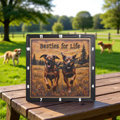 Engraved Dog Pair Happy Forest Quadratische Wanduhr