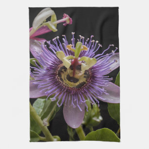Enigmatic Beauty: Die Lila Passion-Blume Geschirrtuch