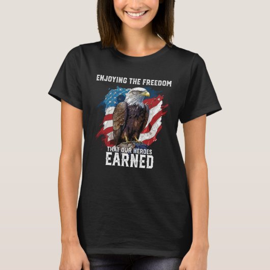 Enjoying The Freedom That Our Heroes Earned Fourth T-Shirt (Vorderseite)