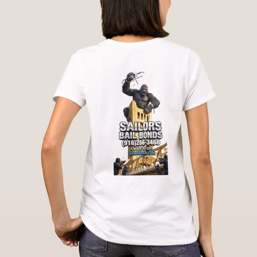 Enraged King Gorilla Cresting the Tower Bridge T-Shirt (Rückseite)