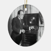 Enrico Caruso mit einem Keramik Ornament (Links)
