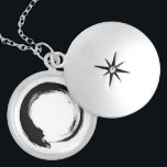 Enso Zen Circle Medaillon<br><div class="desc">Zen Spirit & Enso,  Zen Circles. Enso ist ein japanisches Wort,  das "Kreis" bedeutet,  und ein Begriff,  das eng mit Zen verbunden ist. Es symbolisiert das Absolute,  die Erleuchtung,  die Kraft,  die Eleganz,  das Universum und das Leere; es kann auch die japanische Ästhetik selbst symbolisieren.</div>