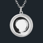 Enso Zen Circle Versilberte Kette<br><div class="desc">Zen Spirit & Enso,  Zen Circles. Enso ist ein japanisches Wort,  das "Kreis" bedeutet,  und ein Begriff,  das eng mit Zen verbunden ist. Es symbolisiert das Absolute,  die Erleuchtung,  die Kraft,  die Eleganz,  das Universum und das Leere; es kann auch die japanische Ästhetik selbst symbolisieren.</div>
