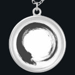 Enso Zen Circle Versilberte Kette<br><div class="desc">Zen Spirit & Enso,  Zen Circles. Enso ist ein japanisches Wort,  das "Kreis" bedeutet,  und ein Begriff,  das eng mit Zen verbunden ist. Es symbolisiert das Absolute,  die Erleuchtung,  die Kraft,  die Eleganz,  das Universum und das Leere; es kann auch die japanische Ästhetik selbst symbolisieren.</div>