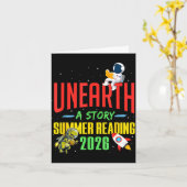 Entdecke eine Geschichte Sommerleseprogramm 2026 Karte (Gelbe Blume)