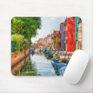 Entdecken Sie den lebendigen Charme von Burano Mousepad