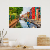 Entdecken Sie den lebendigen Charme von Burano Poster (Küche)