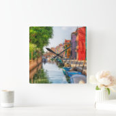 Entdecken Sie den lebendigen Charme von Burano Quadratische Wanduhr (Zuhause)