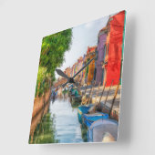 Entdecken Sie den lebendigen Charme von Burano Quadratische Wanduhr (Winkel)