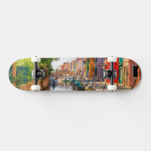 Entdecken Sie den lebendigen Charme von Burano Skateboard