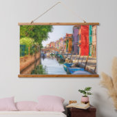 Entdecken Sie den lebendigen Charme von Burano Wandteppich Mit Holzrahmen (Schlafzimmer)