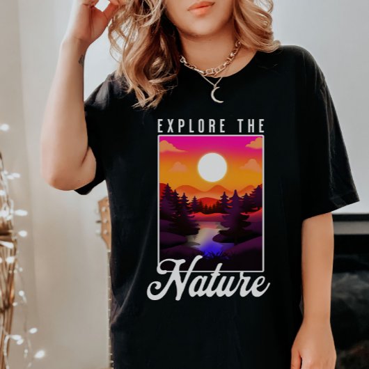 Entdecken Sie die Natur - Berg, Fluss, Sonnenunter T-Shirt