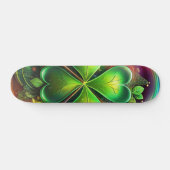 Entdecken Sie die perfekte Harmonie von Kleeblatt, Skateboard (Horizontal)