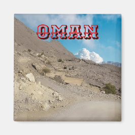 Entdecken Sie die raue Schönheit von Omans Wüste L Magnet