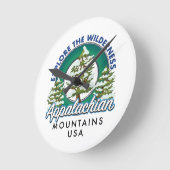 Entdecken Sie die Wilderness Appalachian Mountains Runde Wanduhr (Winkel)